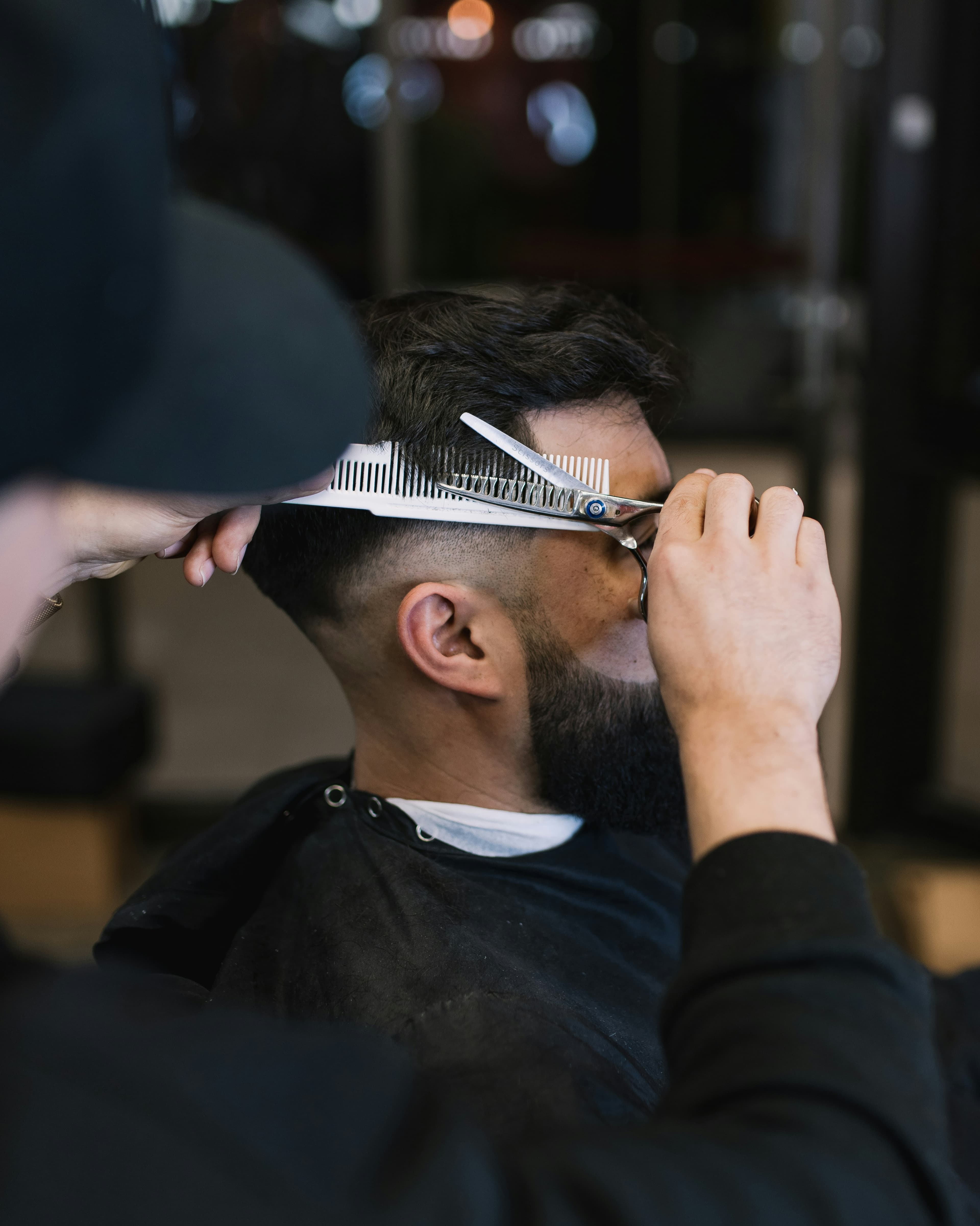 Corte de cabello con tijera y peine