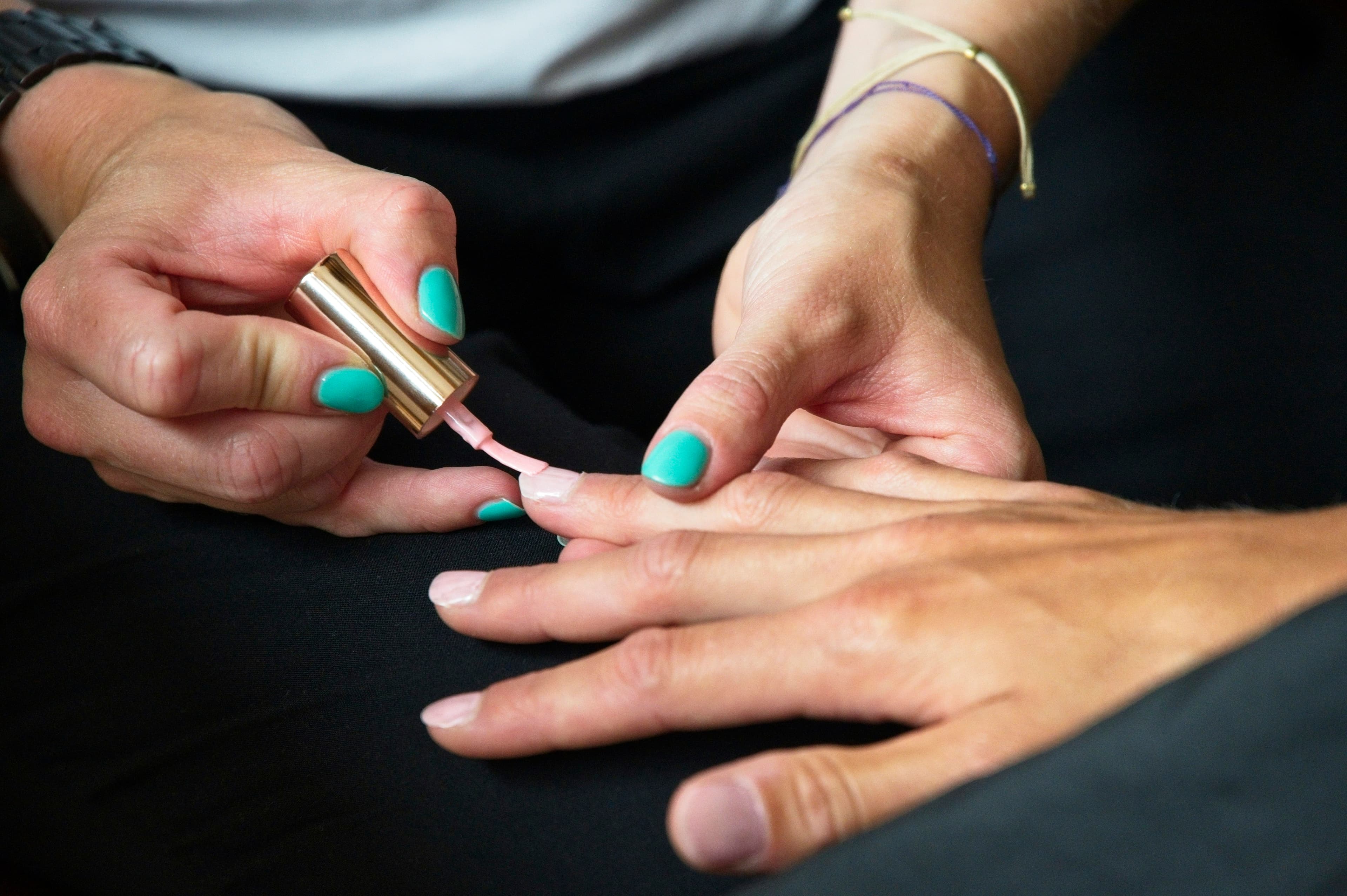 Manicurista pintando uñas