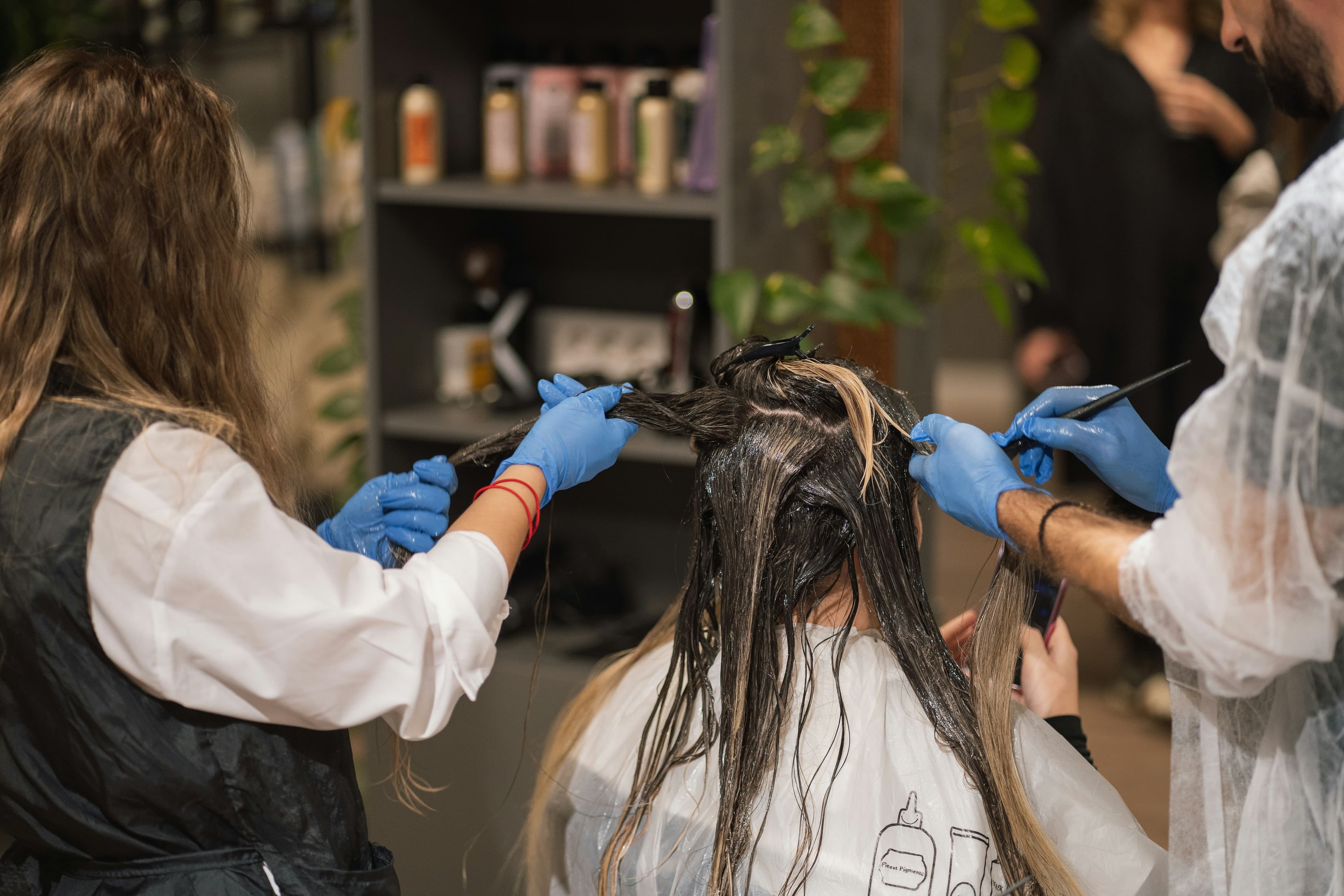 Dos coloristas aplicando mechas
